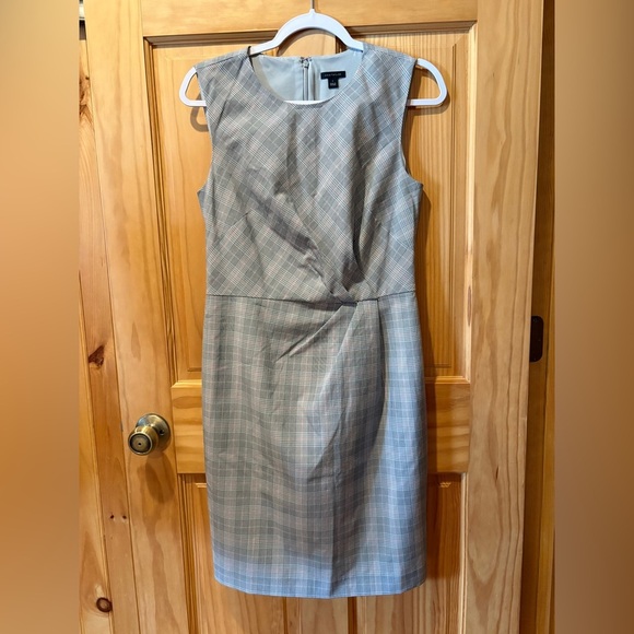 Ann Taylor Dresses & Skirts - Ann Taylor Glen Plaid Ruched sleeveless Sheath Dress women’s size 4 grey/pink